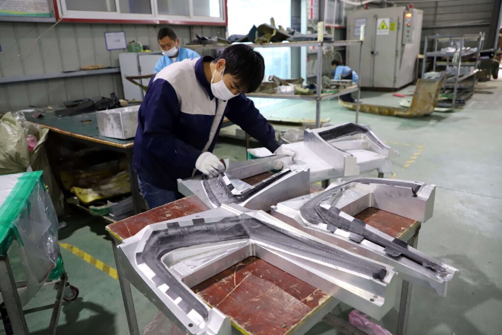 One-Piece Molding vs Split Mold Process 2