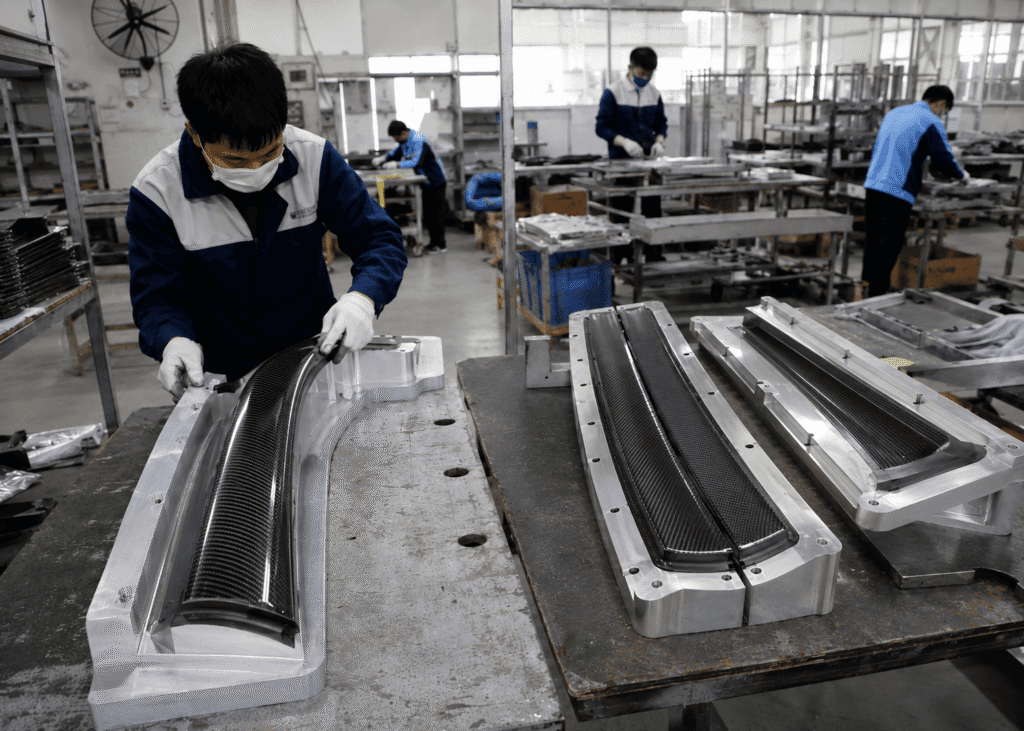 One-Piece Molding vs Split Mold Process banner