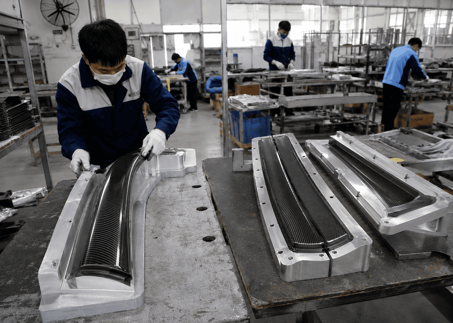 One-Piece Molding vs Split Mold Process banner